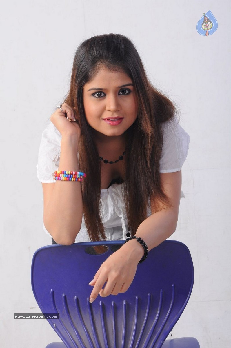 Yavum Kadhale Tamil Movie Stills - 27 / 29 photos