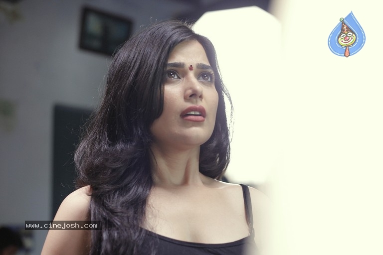 Yedu Chepala Katha Movie Stills Photo 3 of 4