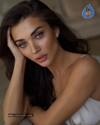 2.0 Amy Jackson Photos n Working Stills - 4 of 5
