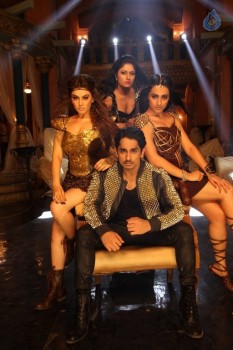 Aranmanai 2 Tamil Film Photos - 9 of 16