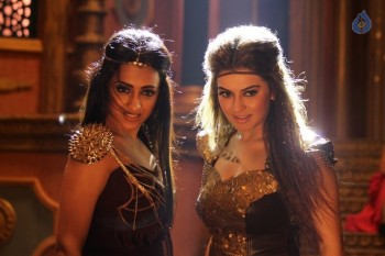 Aranmanai 2 Tamil Film Photos - 11 of 16