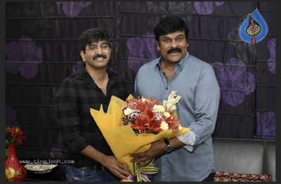 Chiranjeevi With Arjun Suravaram Team  - 5 of 9