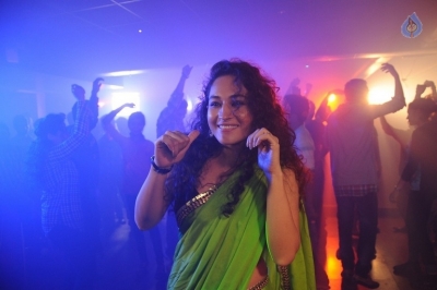 Inthalo Ennenni Vinthalo Movie Photos - 20 of 39