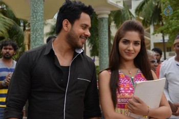 Kadaisi Bench Karthi Tamil Movie Photos - 9 of 16