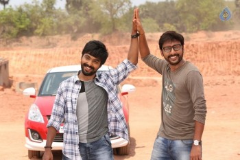 Kadavul Irukan Kumaru Tamil Film Photos - 8 of 15