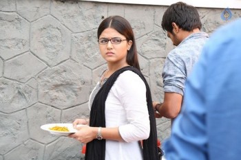 Maalai Nerathu Mayakkam Tamil Film Pics - 13 of 21