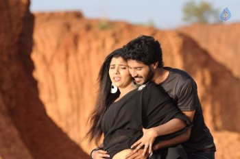 Nee Enna Maayam Seithai Tamil Film Photos - 4 of 38