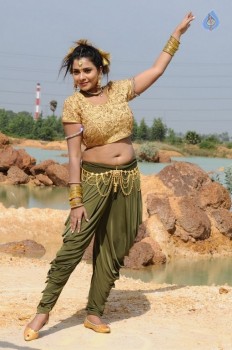 Nee Enna Maayam Seithai Tamil Film Photos - 27 of 38
