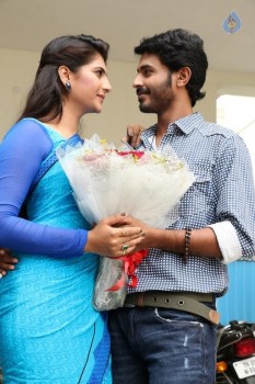 Nee Enna Maayam Seithai Tamil Film Photos - 33 of 38