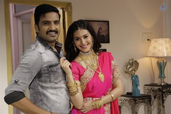 Odi Odi Uzhaikkanum Tamil Film Photos - 1 of 10