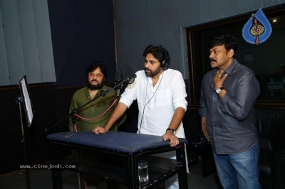 Pawan Kalyan To Lend A Voice To Sye Raa - 1 of 3