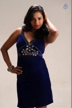 Priyamudan Priya Tamil Film Photos - 9 of 48