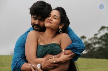 Priyamudan Priya Tamil Film Photos - 13 of 48