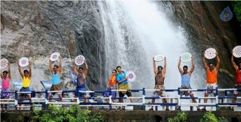 Sakalakala Vallavan Film Song Photos - 11 of 20