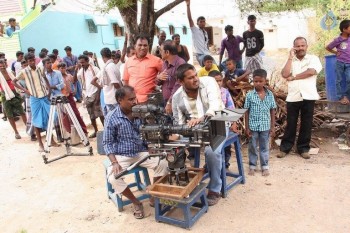 Sivappu Manithargal Tamil Movie Photos - 22 of 41