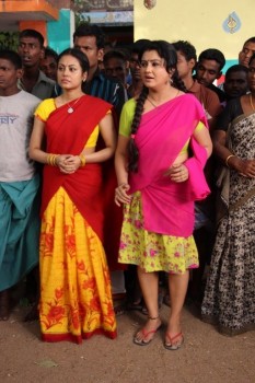 Sivappu Manithargal Tamil Movie Photos - 32 of 41
