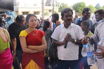 Sivappu Manithargal Tamil Movie Photos - 37 of 41