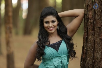 Thiraikku Varatha Kathai Tamil Movie Photos - 12 of 60