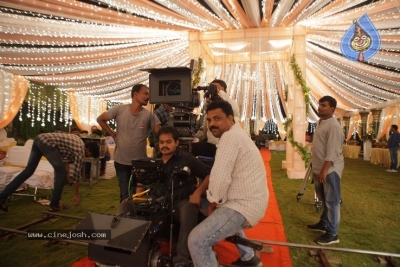 Valliddari Madhya Working Stills - 13 of 16