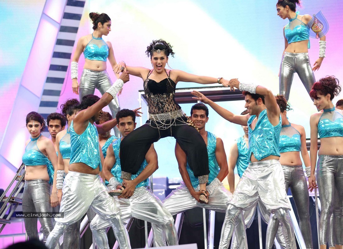 61st Idea Filmfare Awards 2013 Photos - 85 / 97 photos