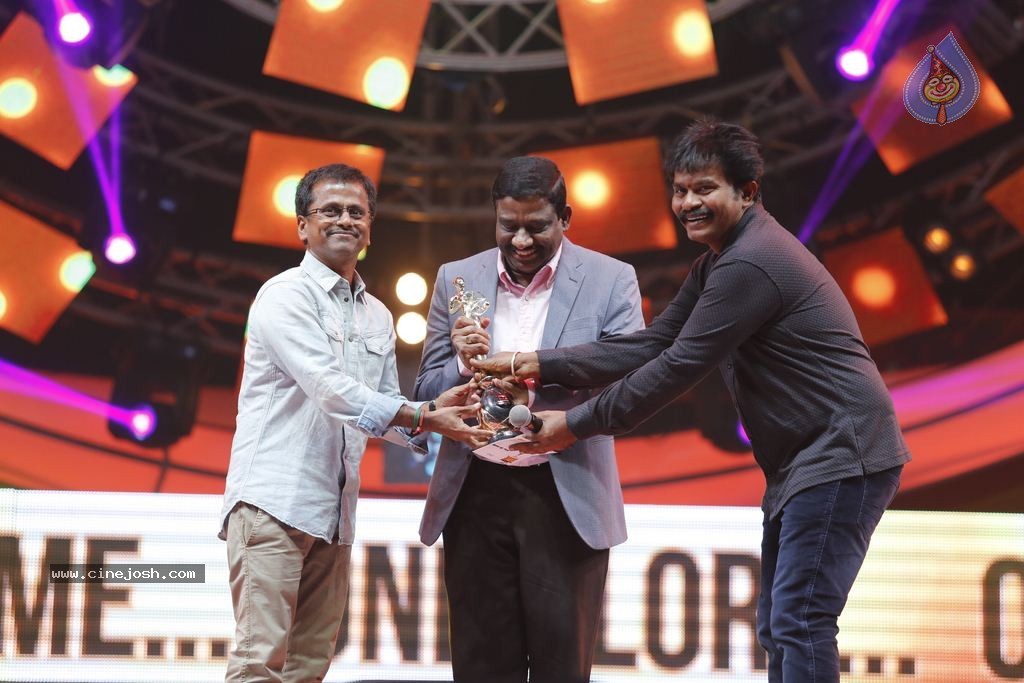 9th Vijay Awards Function Photos - 17 / 21 photos