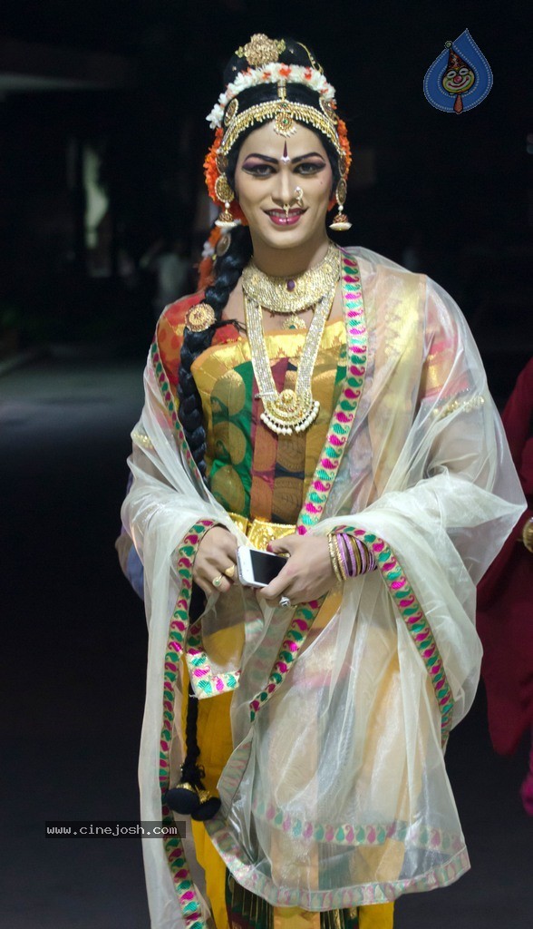 Haleem Khan's Thanksgiving Dance Show - 19 / 36 photos