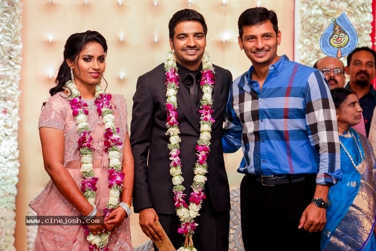 Actor Sathish - Sindhu Wedding Reception Stills - 17 / 105 photos