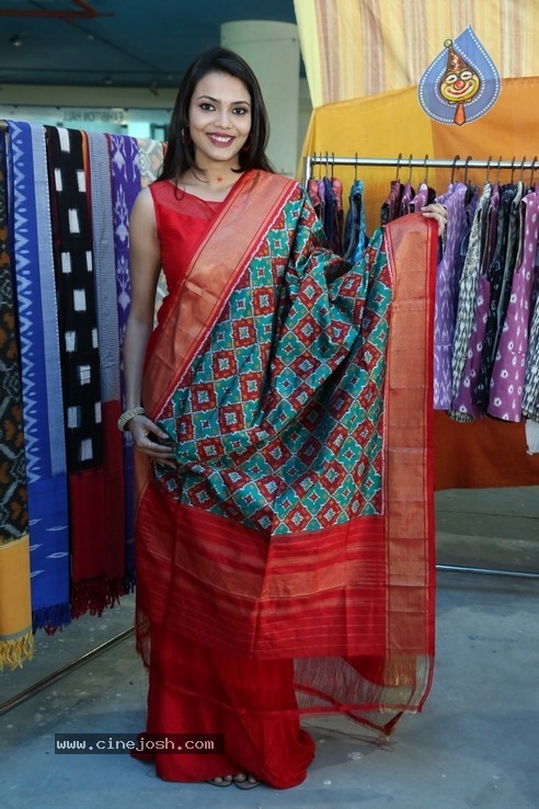 Actress Sahithi Jadi Inaugurates Pochampally IKAT Art Mela - 1 / 15 photos