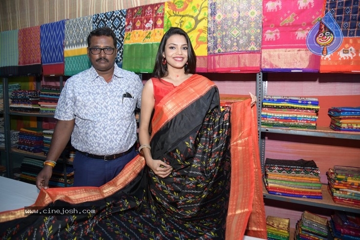 Actress Sahithi Jadi Inaugurates Pochampally IKAT Art Mela - 3 / 15 photos