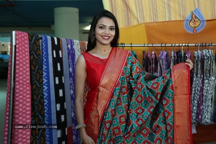 Actress Sahithi Jadi Inaugurates Pochampally IKAT Art Mela - 4 / 15 photos