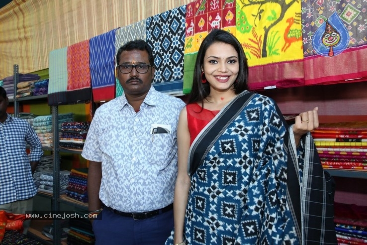 Actress Sahithi Jadi Inaugurates Pochampally IKAT Art Mela - 5 / 15 photos