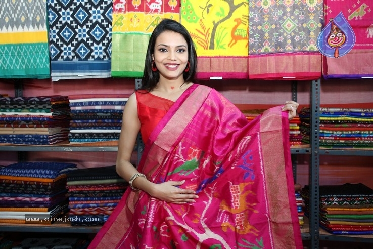 Actress Sahithi Jadi Inaugurates Pochampally IKAT Art Mela - 8 / 15 photos