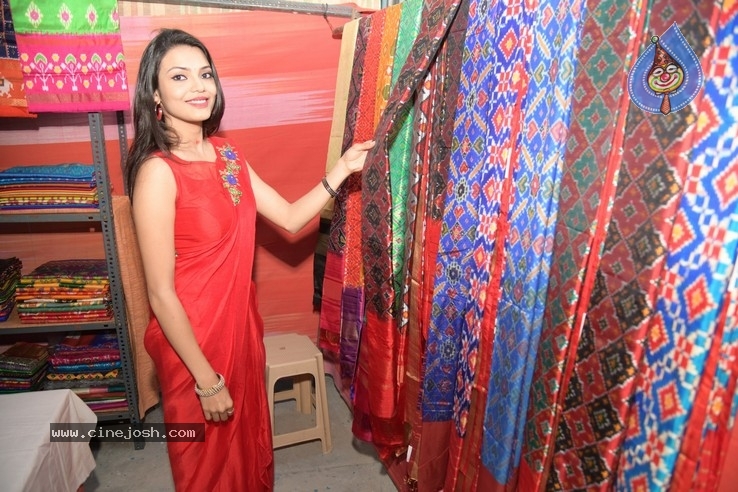 Actress Sahithi Jadi Inaugurates Pochampally IKAT Art Mela - 10 / 15 photos