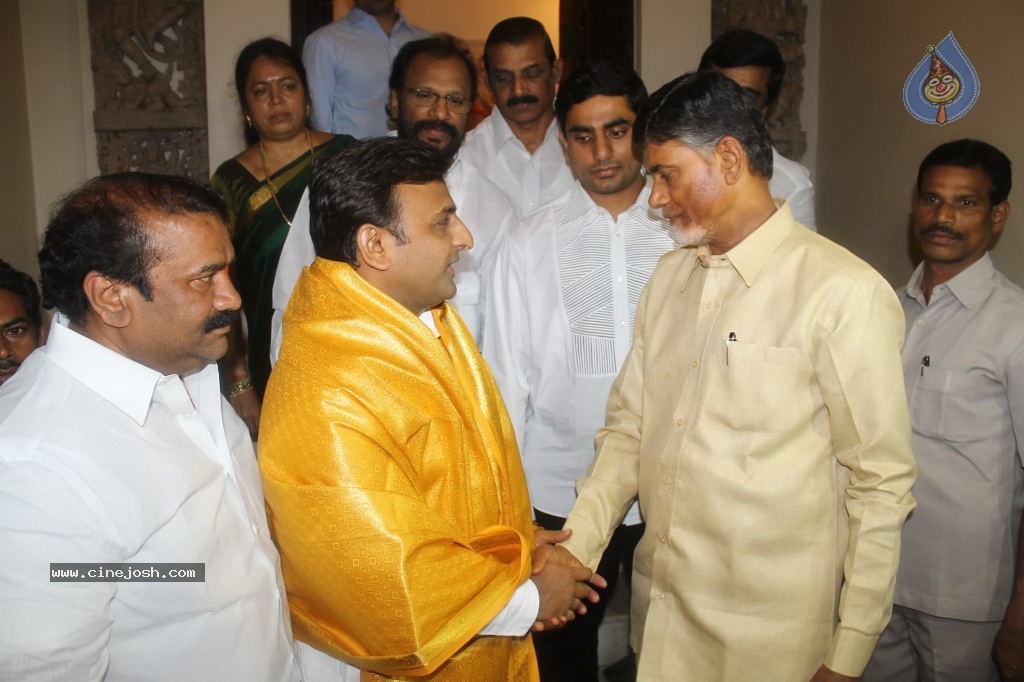 Akhilesh Yadav Meets AP Politicians - 2 / 34 photos