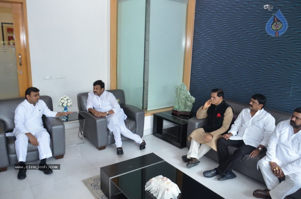 Akhilesh Yadav Meets AP Politicians - 3 / 34 photos