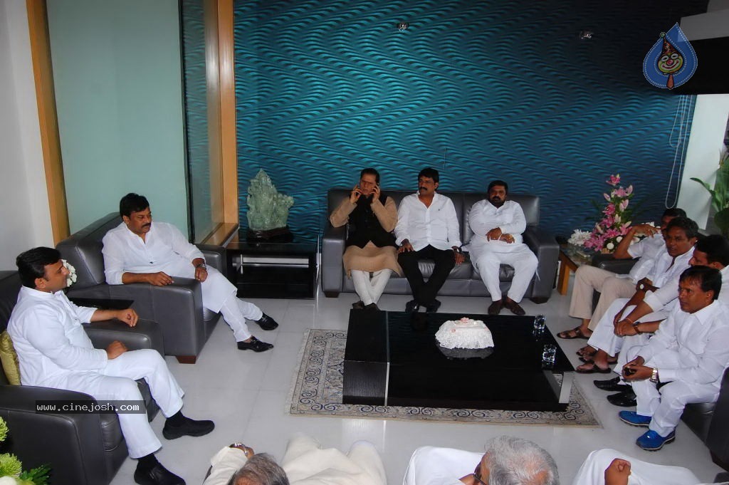 Akhilesh Yadav Meets AP Politicians - 4 / 34 photos