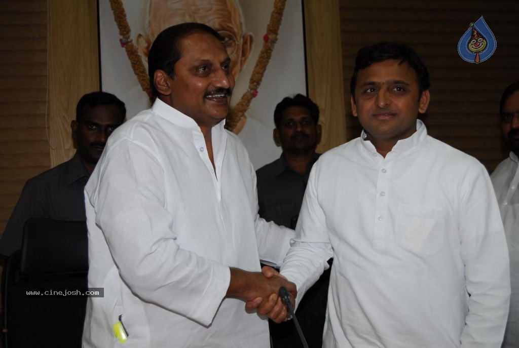 Akhilesh Yadav Meets AP Politicians - 7 / 34 photos