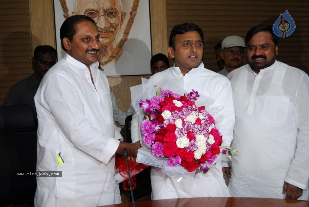 Akhilesh Yadav Meets AP Politicians - 10 / 34 photos