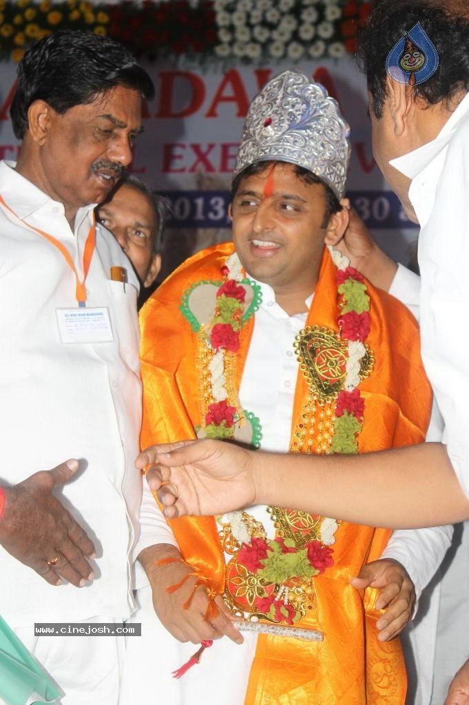 Akhilesh Yadav Meets AP Politicians - 13 / 34 photos