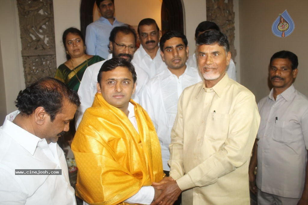Akhilesh Yadav Meets AP Politicians - 16 / 34 photos