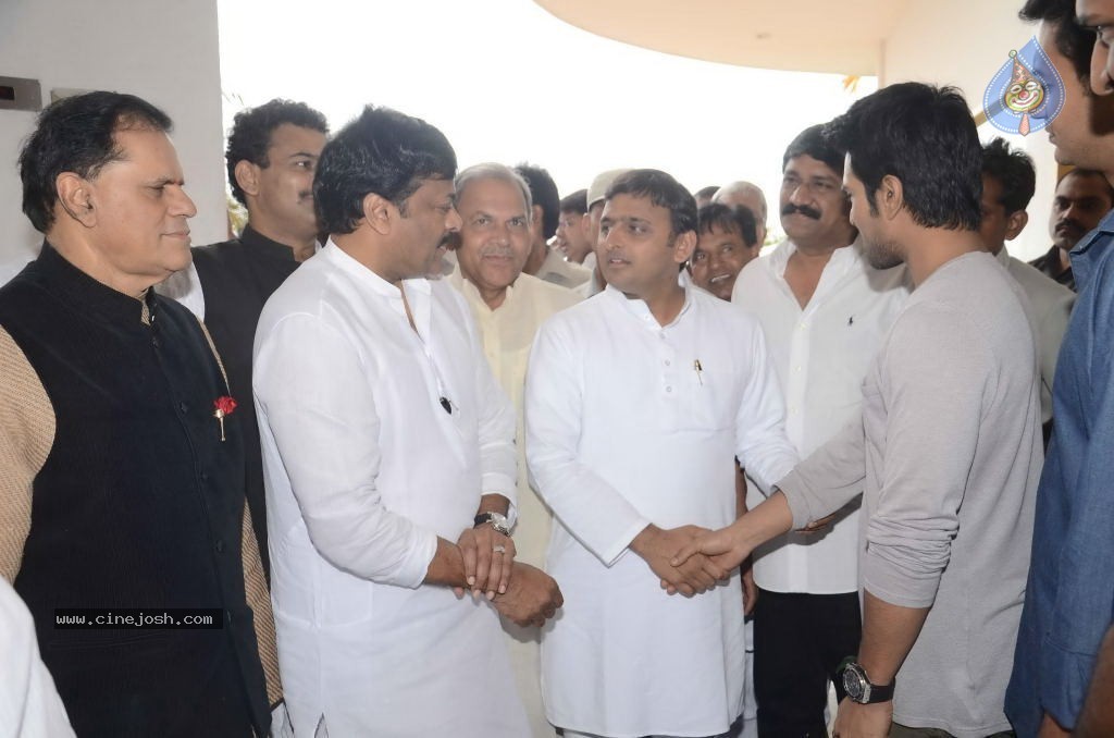 Akhilesh Yadav Meets AP Politicians - 17 / 34 photos