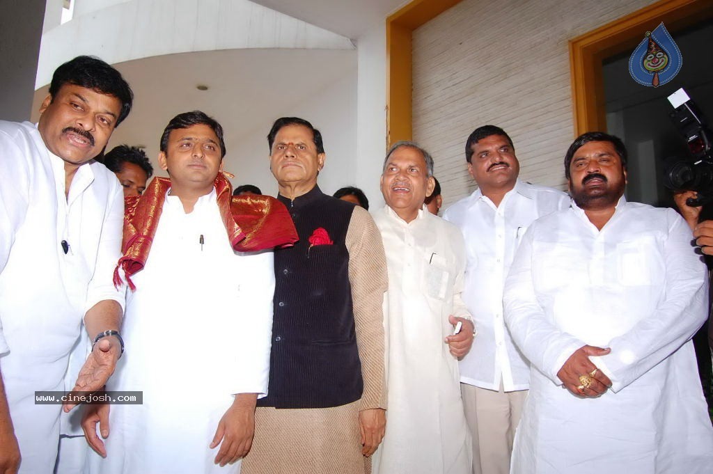 Akhilesh Yadav Meets AP Politicians - 19 / 34 photos