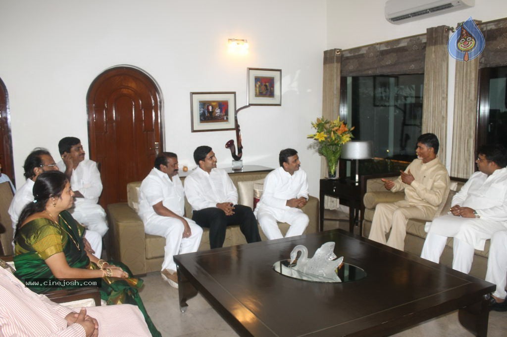 Akhilesh Yadav Meets AP Politicians - 20 / 34 photos