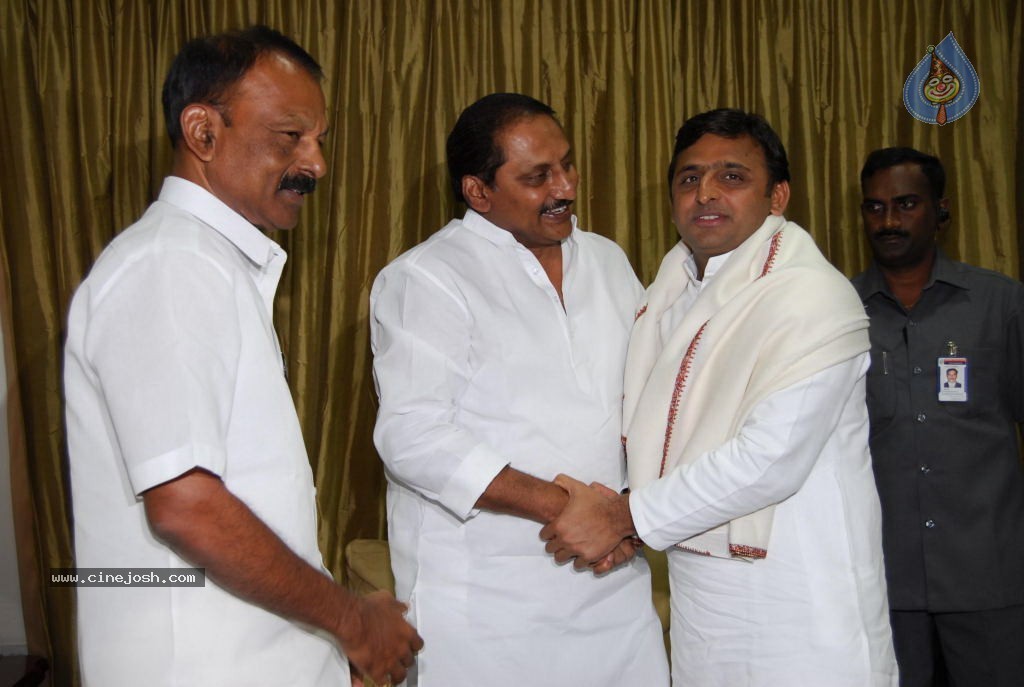 Akhilesh Yadav Meets AP Politicians - 23 / 34 photos