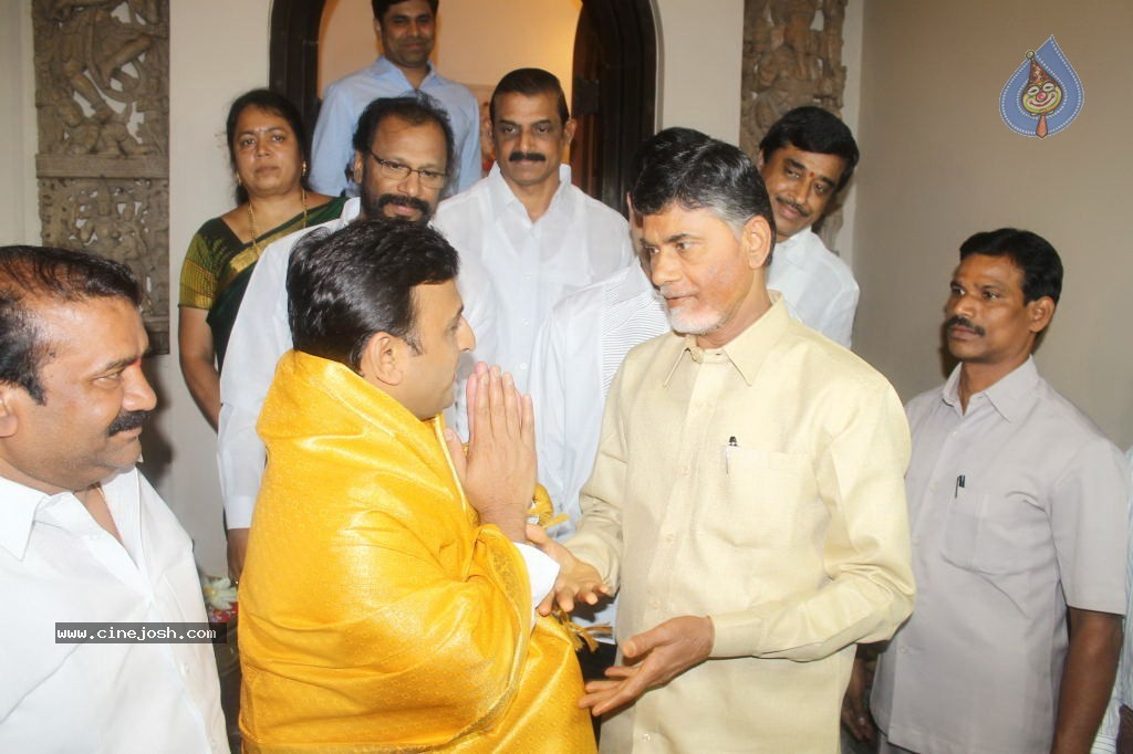 Akhilesh Yadav Meets AP Politicians - 24 / 34 photos