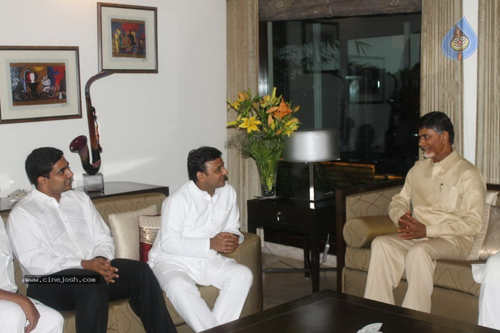 Akhilesh Yadav Meets AP Politicians - 26 / 34 photos