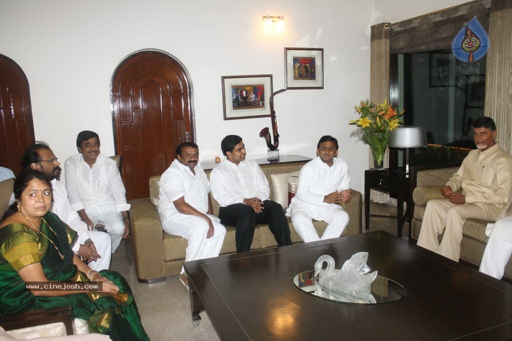 Akhilesh Yadav Meets AP Politicians - 29 / 34 photos
