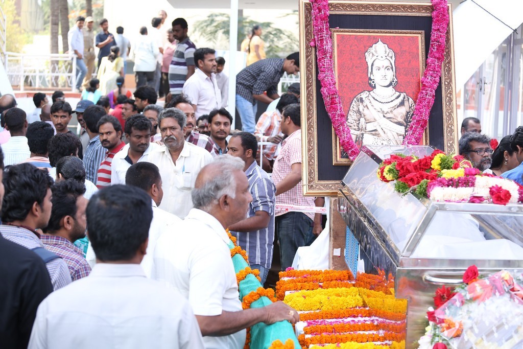 Akkineni Nageswara Rao Condolences Photos 02 - 2 / 211 photos