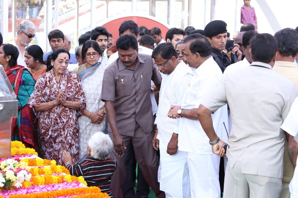 Akkineni Nageswara Rao Condolences Photos 02 - 5 / 211 photos