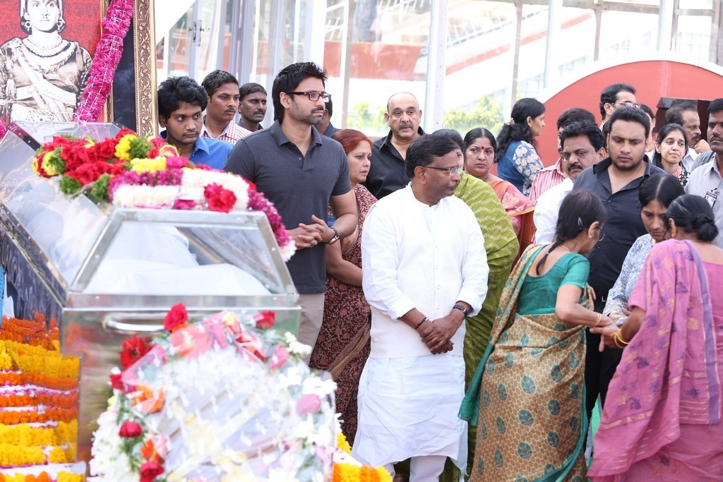 Akkineni Nageswara Rao Condolences Photos 02 - 29 / 211 photos